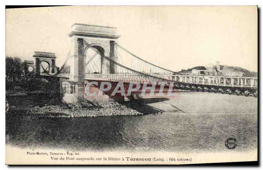 Pont suspendu sur le Rhône à Tarascon — Vue du pont suspendu sur le Rhône à Tarascon (Long. : 664 mètres) — Photo-Modern, Tarascon - Rep. int.