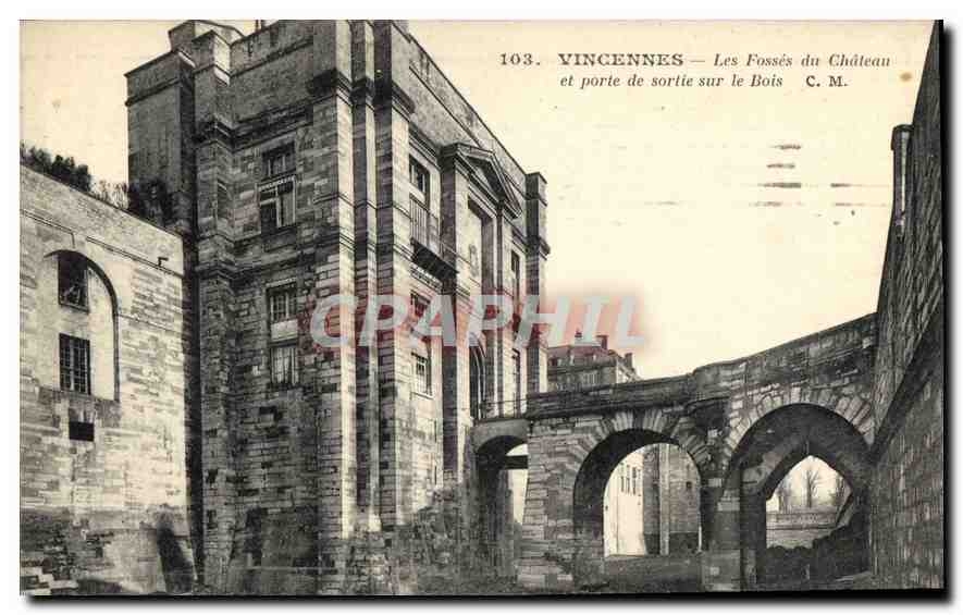 CPA Vincennes Les Fosses du Chateau et porte de sortie sur le Bois