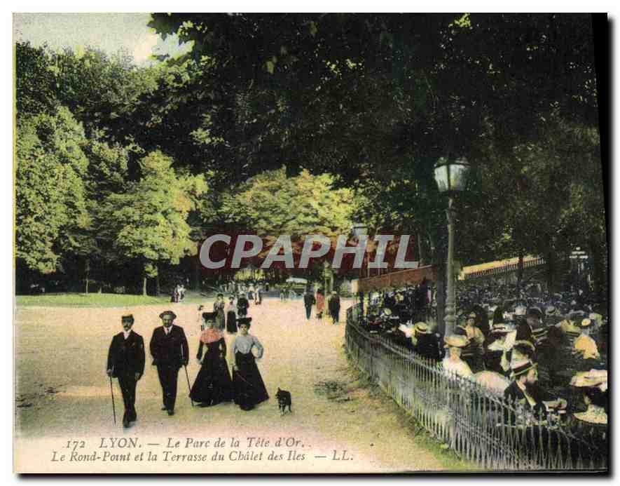 CPA Lyon Le Parc de la Tete d'Or Le Rond Point et la Terrasse du Chalet des Iles 