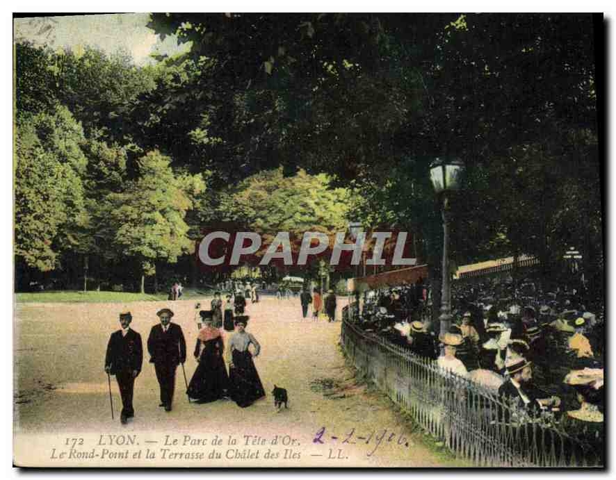 CPA Lyon Le Parc de la Tete d'Or Le Rond Point et la Terrasse du Chalet des Iles 