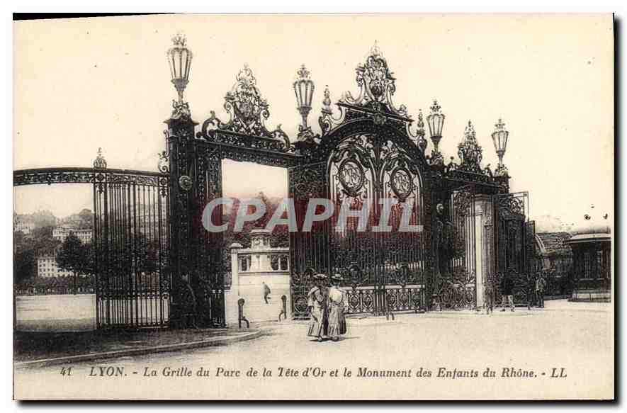 CPA Lyon La Grille du Parc de la Tete d'Or et le Monument des Enfants du Rhone 