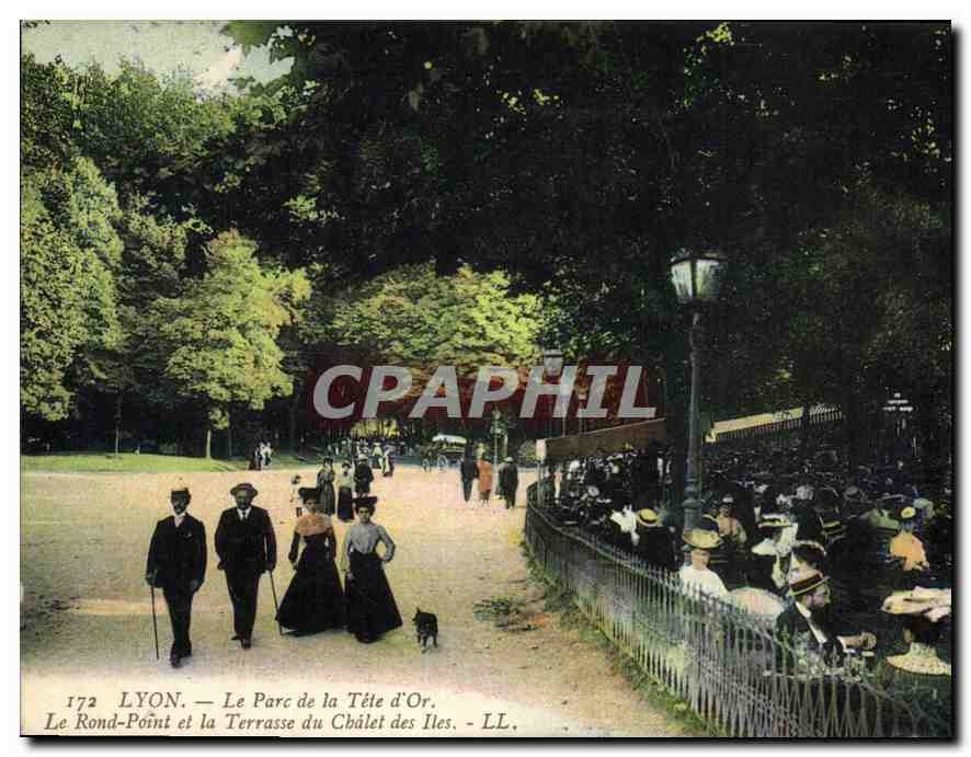 CPA Lyon Le Parc de la Tete d'Or Le Rond Point et la Terrasse du Chalet des Iles 