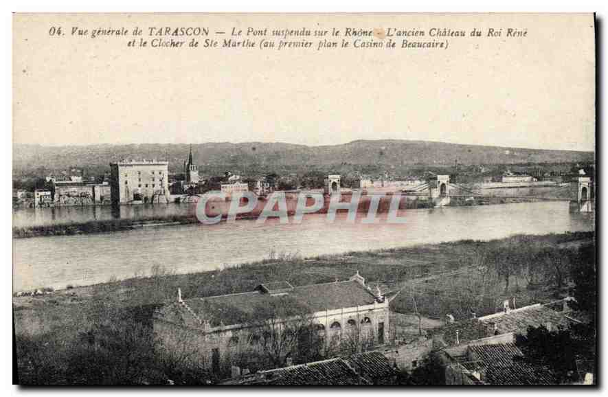Tarascon — Vue générale avec le pont suspendu sur le Rhône, l'ancien château du Roi René et le clocher de Ste Muthie (au premier plan le Casino de Beaucaire)