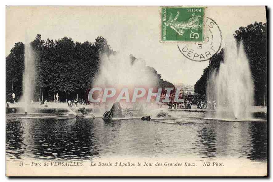 Parc de VERSAILLES — Le Bassin d'Apollon le Jour des Grandes Eaux — ND Phot.
