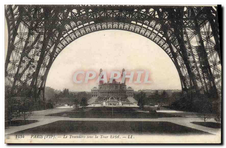 CPA Paris VII Le trocadero sous la Tour Eiffel 