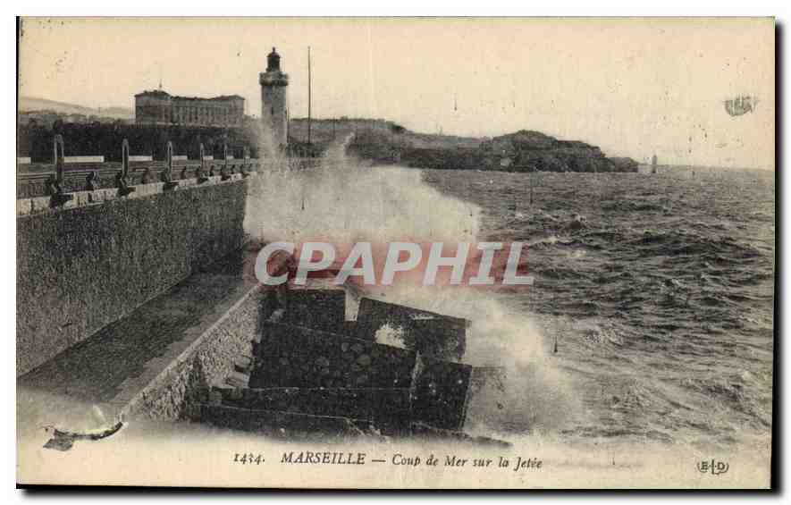CPA Marseille Coup de Mer sur la Jetee 