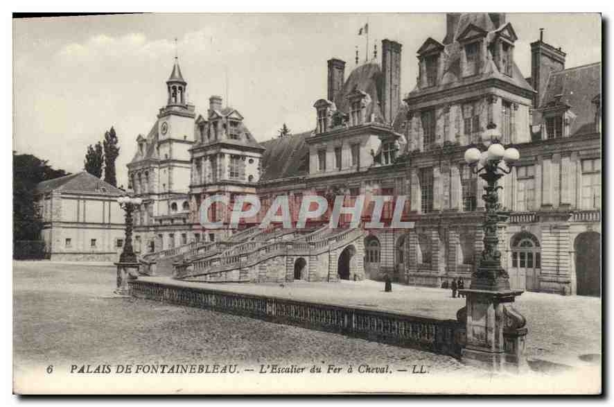 Palais de Fontainebleau — L'Escalier du Fer à Cheval — LL