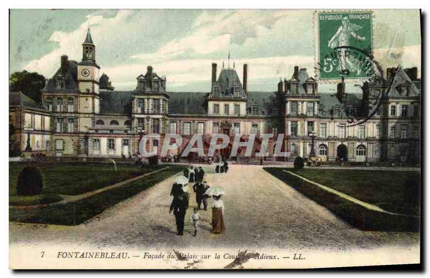 Fontainebleau — Fassade des Palastes auf der Cour des Adieux — LL.