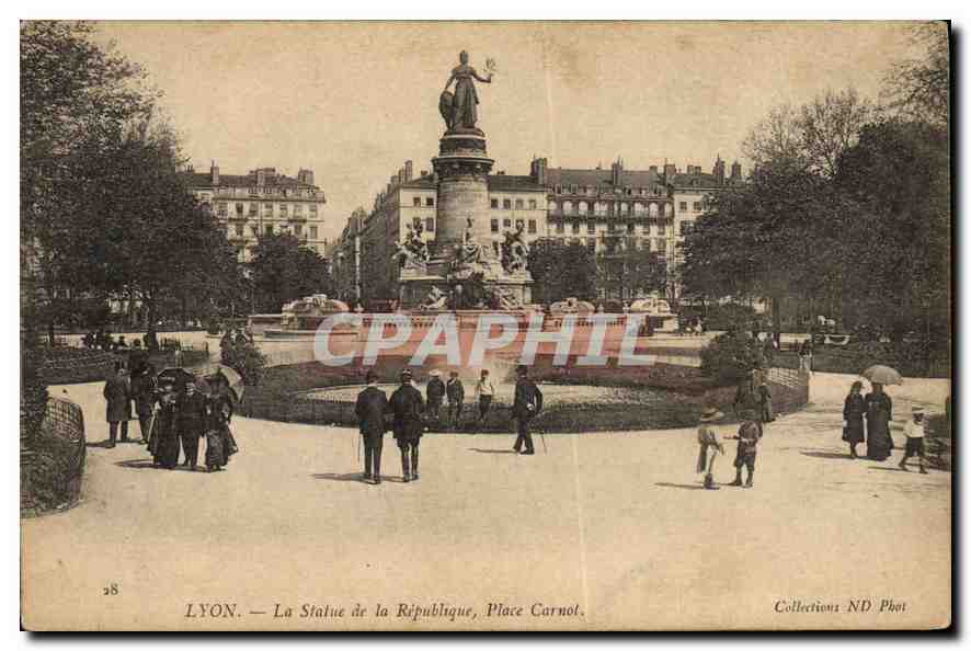 CPA Lyon La Statue de la Republique Place Carnot