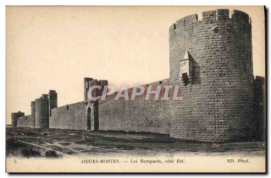 Aigues-Mortes — Les Remparts, côté Est — ND. Phot.