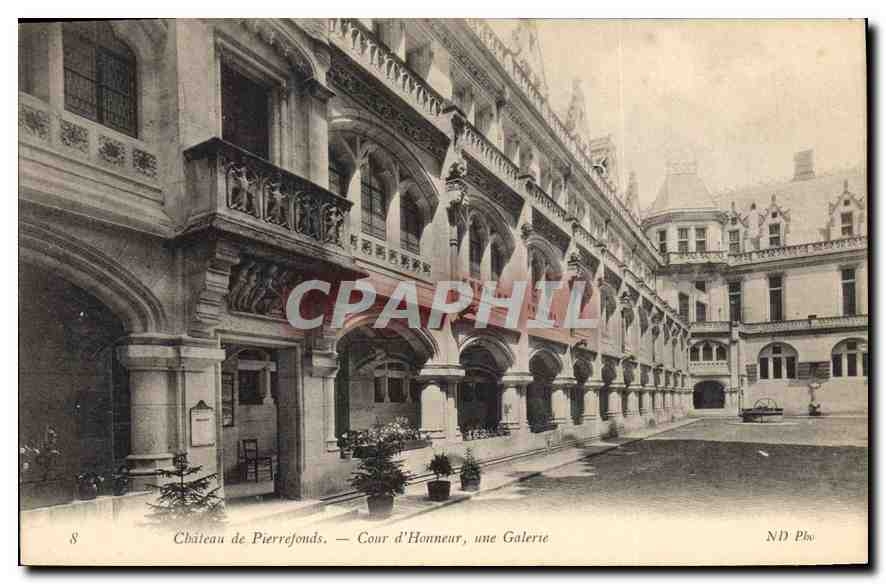 CPA Chateau de Pierrefonds Cour d'Honneur une Galerie