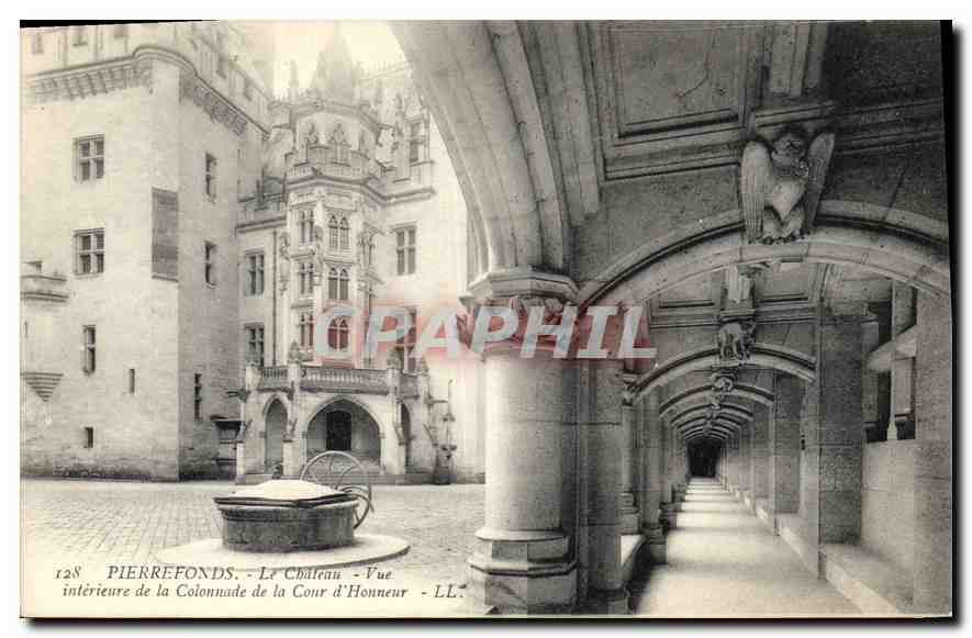 CPA Pierrefonds Le Chateau Vue interieur de la Colonnadde de la Cour d'Honneur