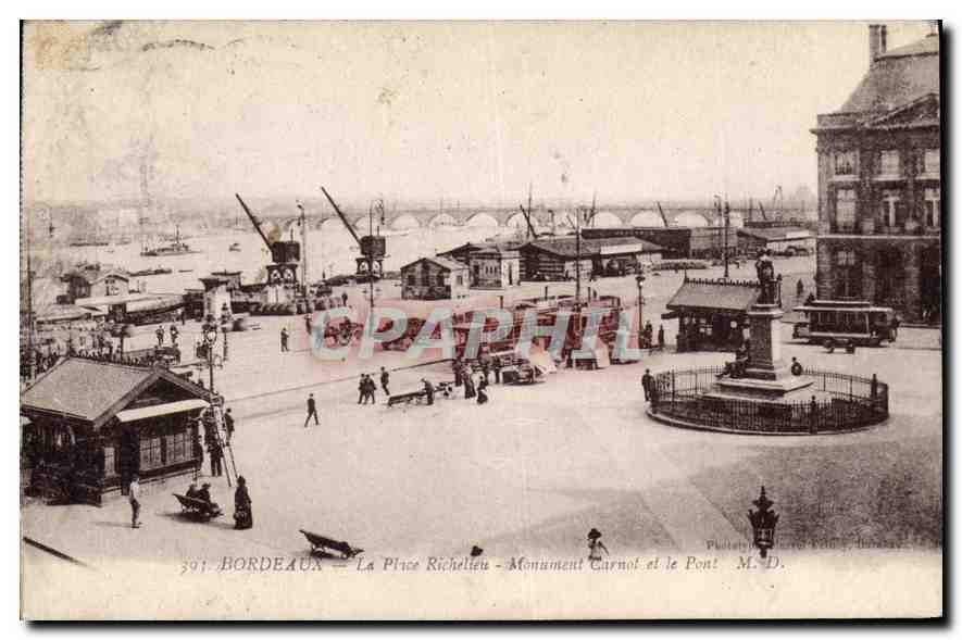 Bordeaux — La Place Richelieu - Monument Carnot et le Pont — M.D.