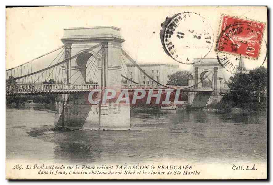 Hängebrücke über den Rhône, die Tarascon & Beaucaire verbindet — im Hintergrund das alte Schloss des Königs René und der Turm von Sainte-Marthe — Coll. L.A.