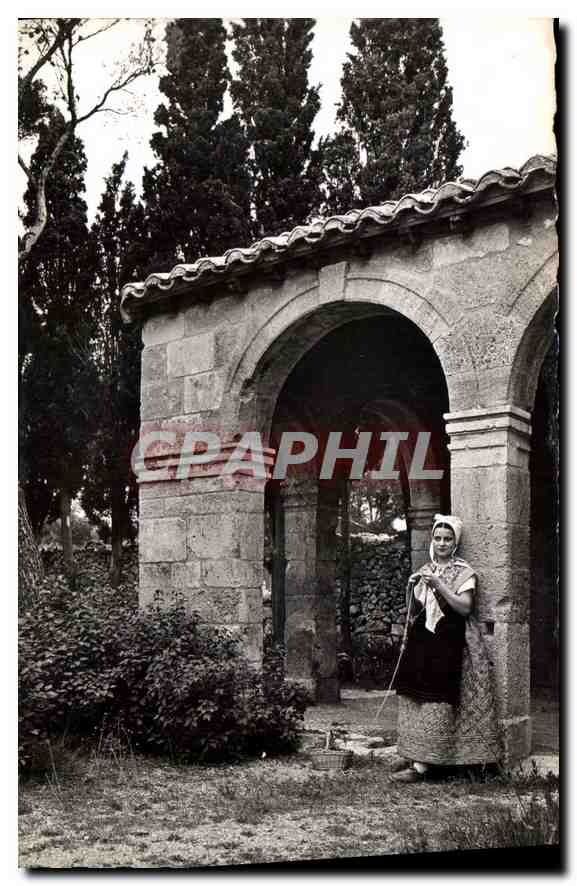 CPA Provence jeune fille en costume de Comtadine 