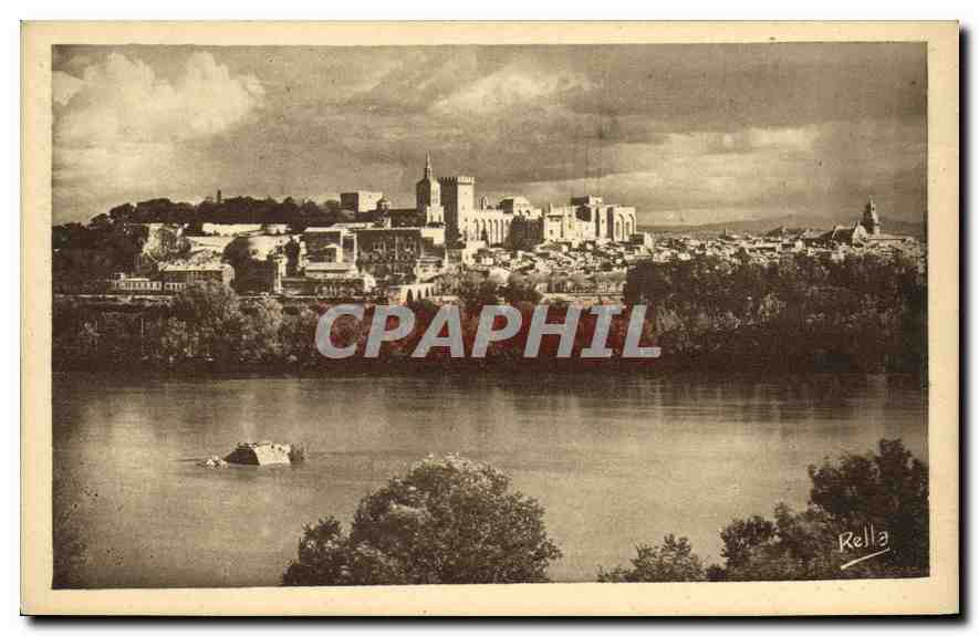 Avignon — Vue d'ensemble sur la ville, le Palais des Papes, le rocher des Doms et le pont Saint-Bénézet — Rella