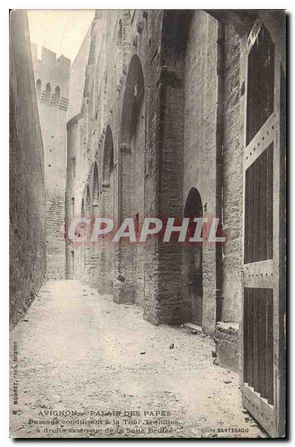 Avignon - Palais des Papes - Passage conduisant à la Tour Trenillio - à droite extérieur de la Salle Brûlée