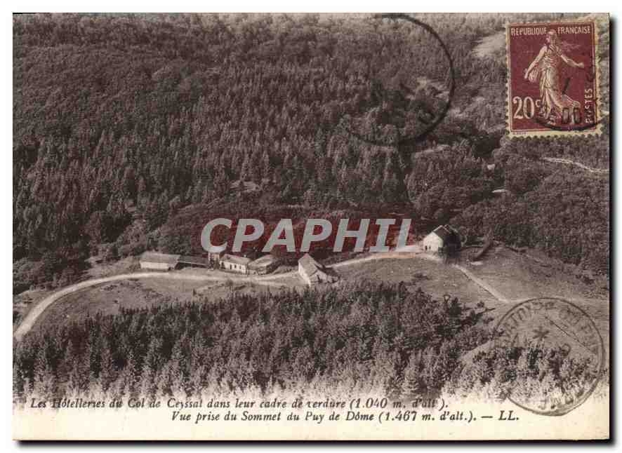 CPA Les Hotelleries du Col de Ceyssal dans leur cadre de terdure Vue prise du Sommet du Puy de Dome 