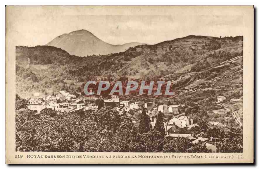 CPA Royat dans son Nid de Verdure au pied de la Montagne du Puy de Dome 