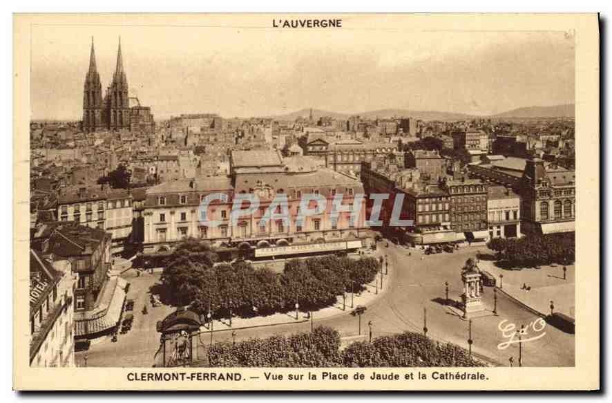 CPA L'Auvergne Clermont Ferrand Vue sur la Place de Jaude et la Cathedrale 