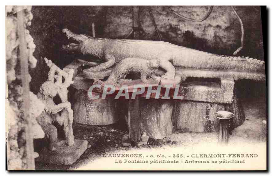 CPA L'Auvergne Clermont Ferrand La Fontaine petrifiante Animaux se petrifiant Crocodile