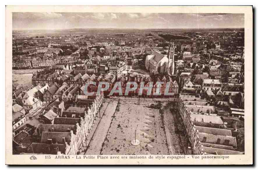 CPA Arras La Petite Place avec ses maisons de style espagnol Vue panoramique 