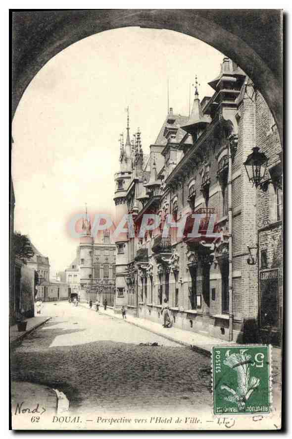 CPA Douai Perspective vers l'Hotel de Ville 