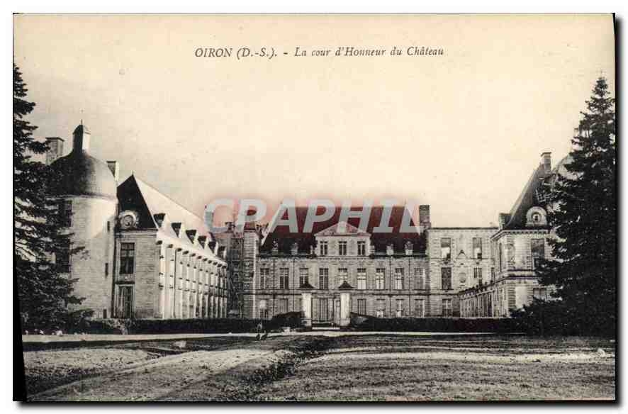 CPA Oiron DS La cour d'Honneur du Chateau 