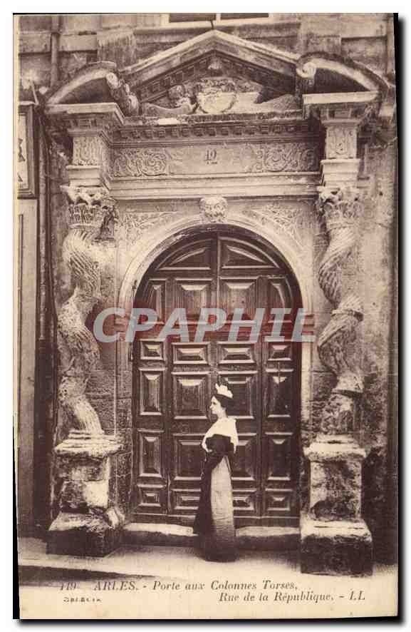 Arles - Porte aux Colonnes Torses, Rue de la République - LL