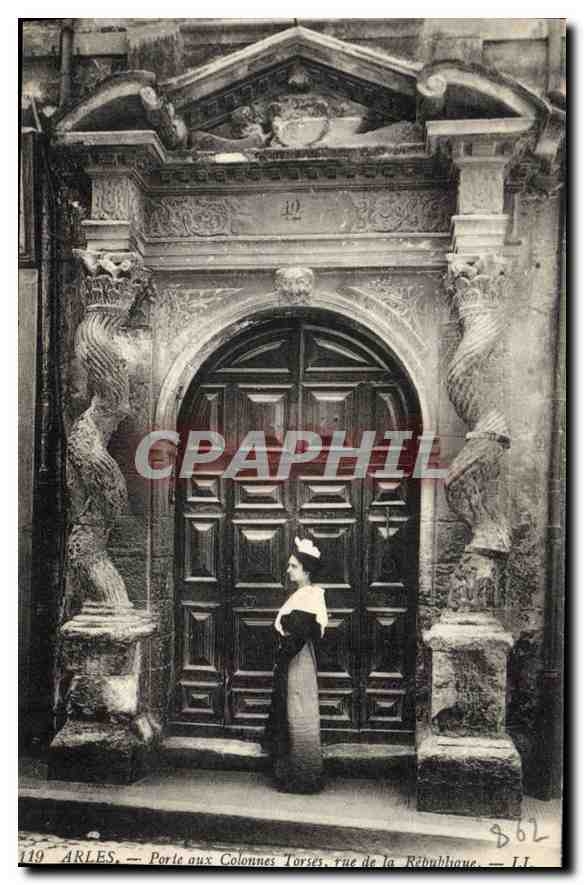 Arles — Porte aux Colonnes Torses, rue de la République — LL