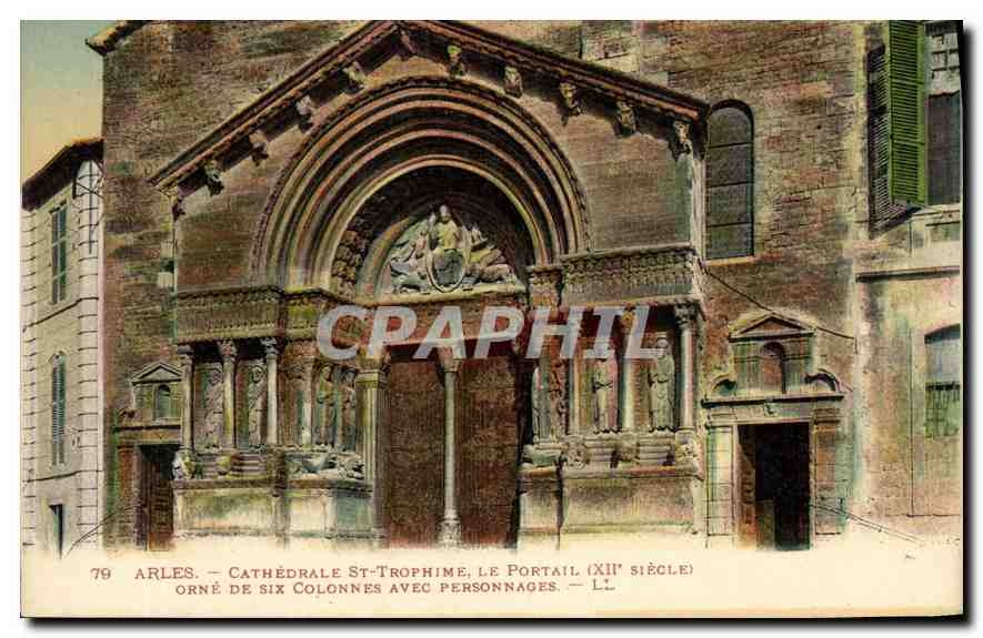 Arles — Cathédrale St-Trophime, le portail (XIIe siècle) orné de six colonnes avec personnages — LL