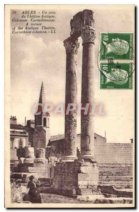 CPA Arles Un coin du Theatre Antique Colonnes Corinthiennes 