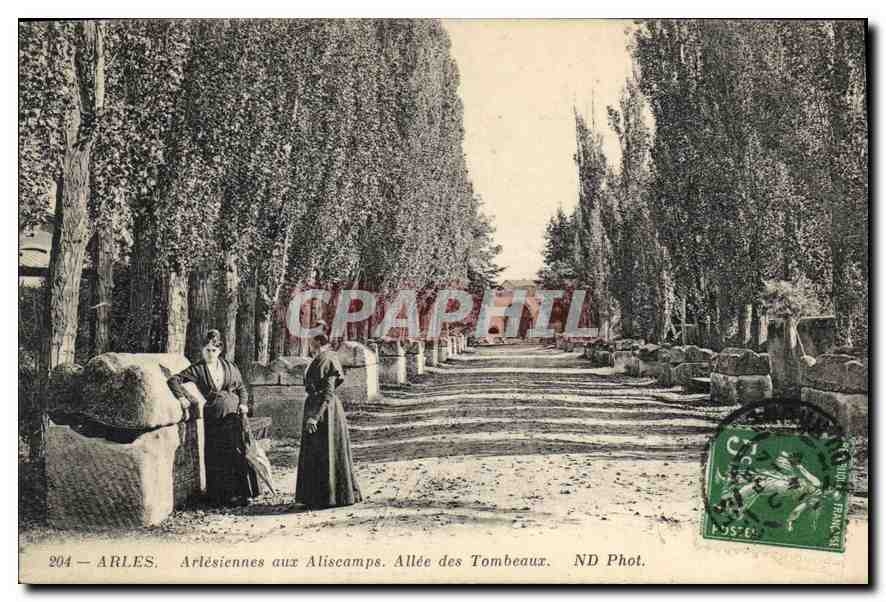 CPA Arles Arlesiennes aux Aliscamps Allee des Tombeaux 