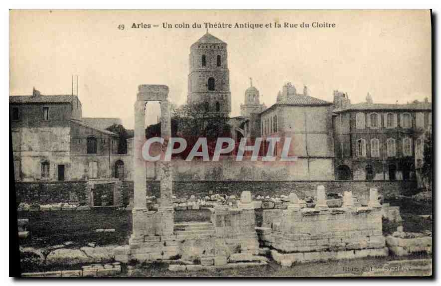 Arles — Un coin du Théâtre Antique et la Rue du Cloître — Éditeur : L. St-Blay, n°49