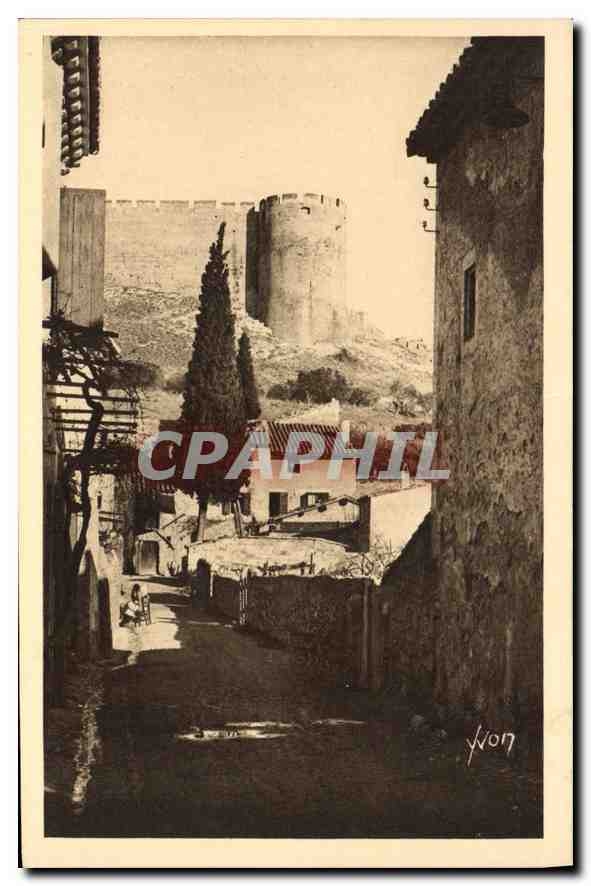 CPA Villeneuve les Avignon Gard Une Vieille Rue dominee par le Fort St Andre 