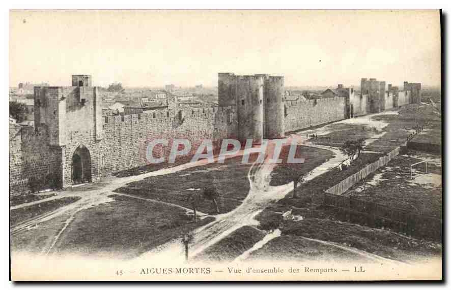 CPA Aigues Mortes Vue d'ensemble des Remparts 