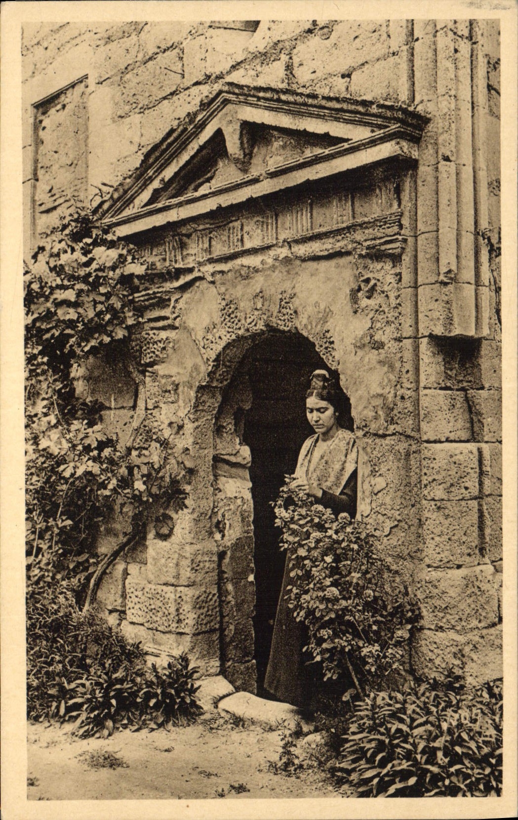CPA Paysages et Pierres de Provence jeune fille et vieilles pierres a Saint Remy 