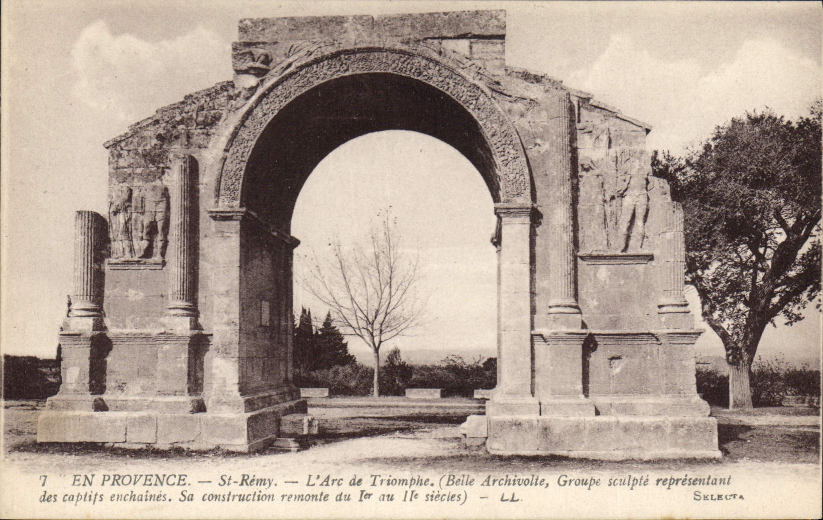 St-Rémy - L'Arc de Triomphe — Belle Archivolte, Groupe sculpté représentant des captifs enchaînés — Selecta