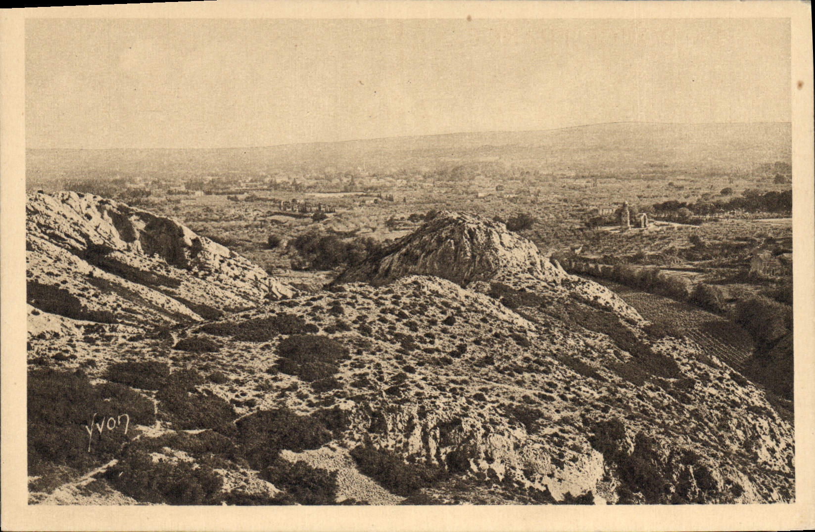 Saint-Rémy-de-Provence — Le Plateau des Antiquités vu des Alpilles — Édition d'Art YVON, Paris