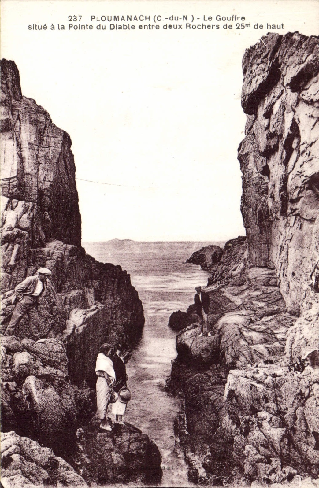 PLOUMANACH (C.-du-N.) - Le Gouffre à la Pointe du Diable entre deux rochers de 25m de haut