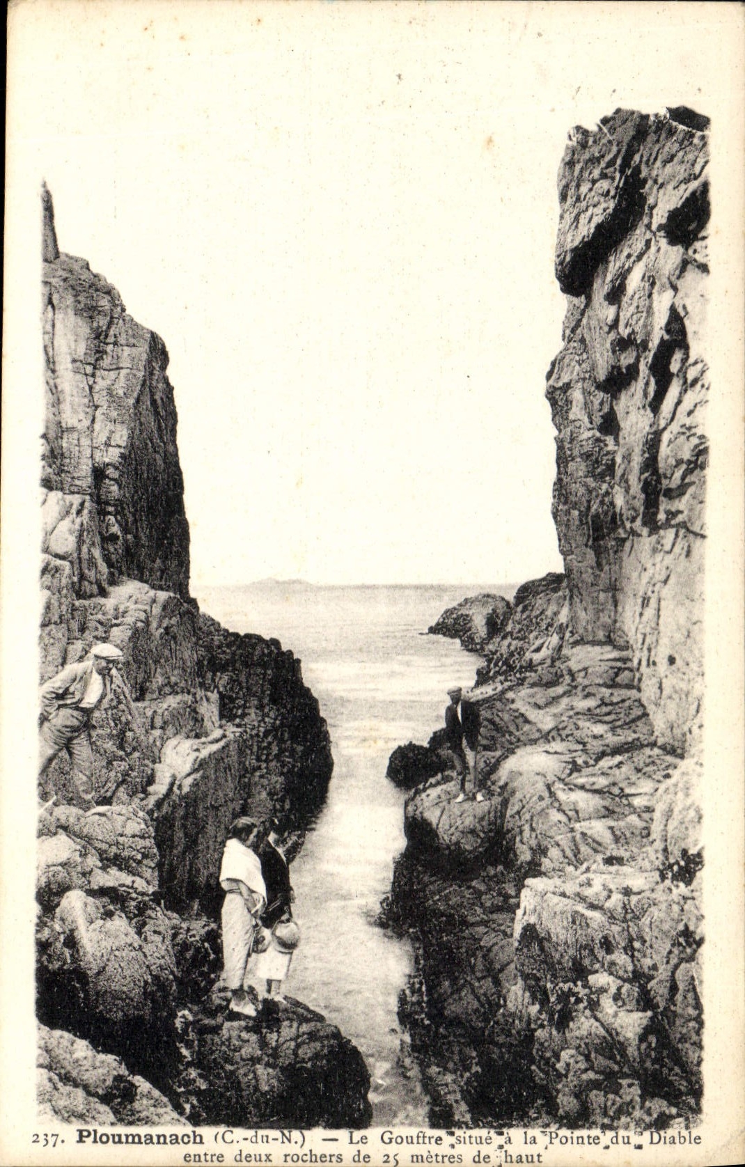 Ploumanach (C.-du-N.) — Le Gouffre situé à la Pointe du Diable entre deux rochers de 25 mètres de haut