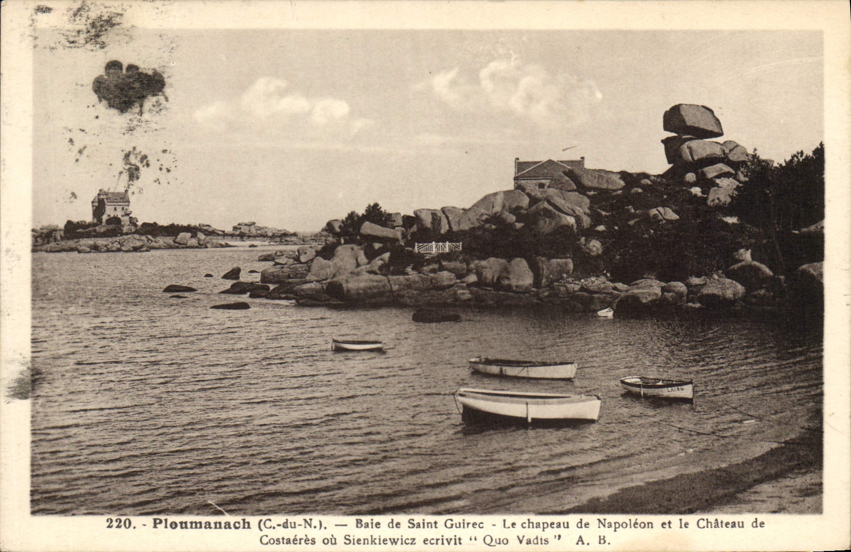 Ploumanach (C.-du-N.) — Baie de Saint-Guirec — Le chapeau de Napoléon et le Château de Costaéres où Sienkiewicz écrivit « Quo Vadis »