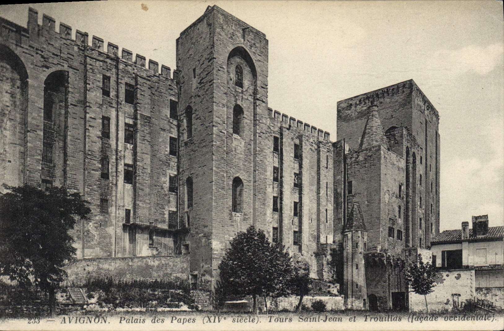 CPA Avignon Palais des Papes XIV siecle tours Saint Jean et Trouillas facade occidentale 