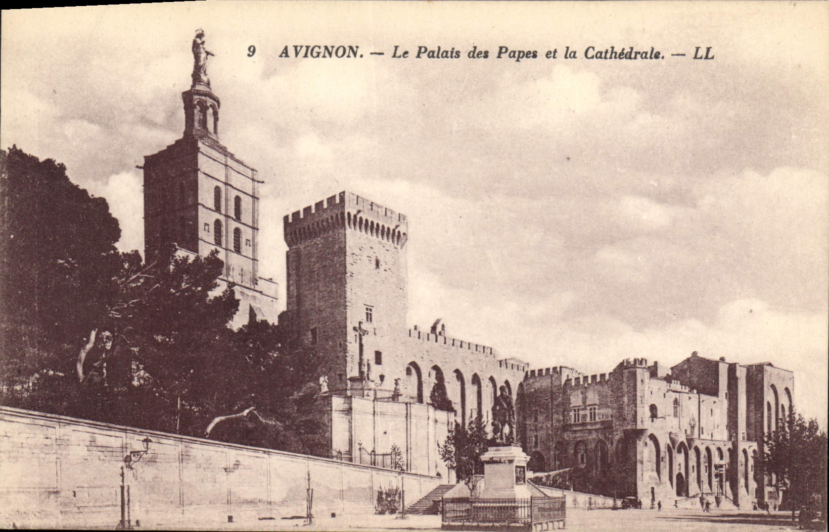 CPA Avignon Le Palais des Papes et la Cathedrale 