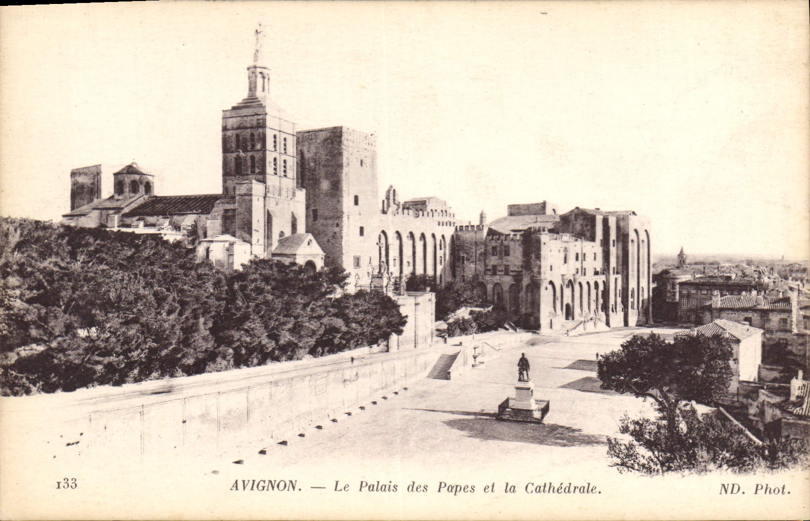 CPA Avignon Le Palais des Papes et la Cathedrale 