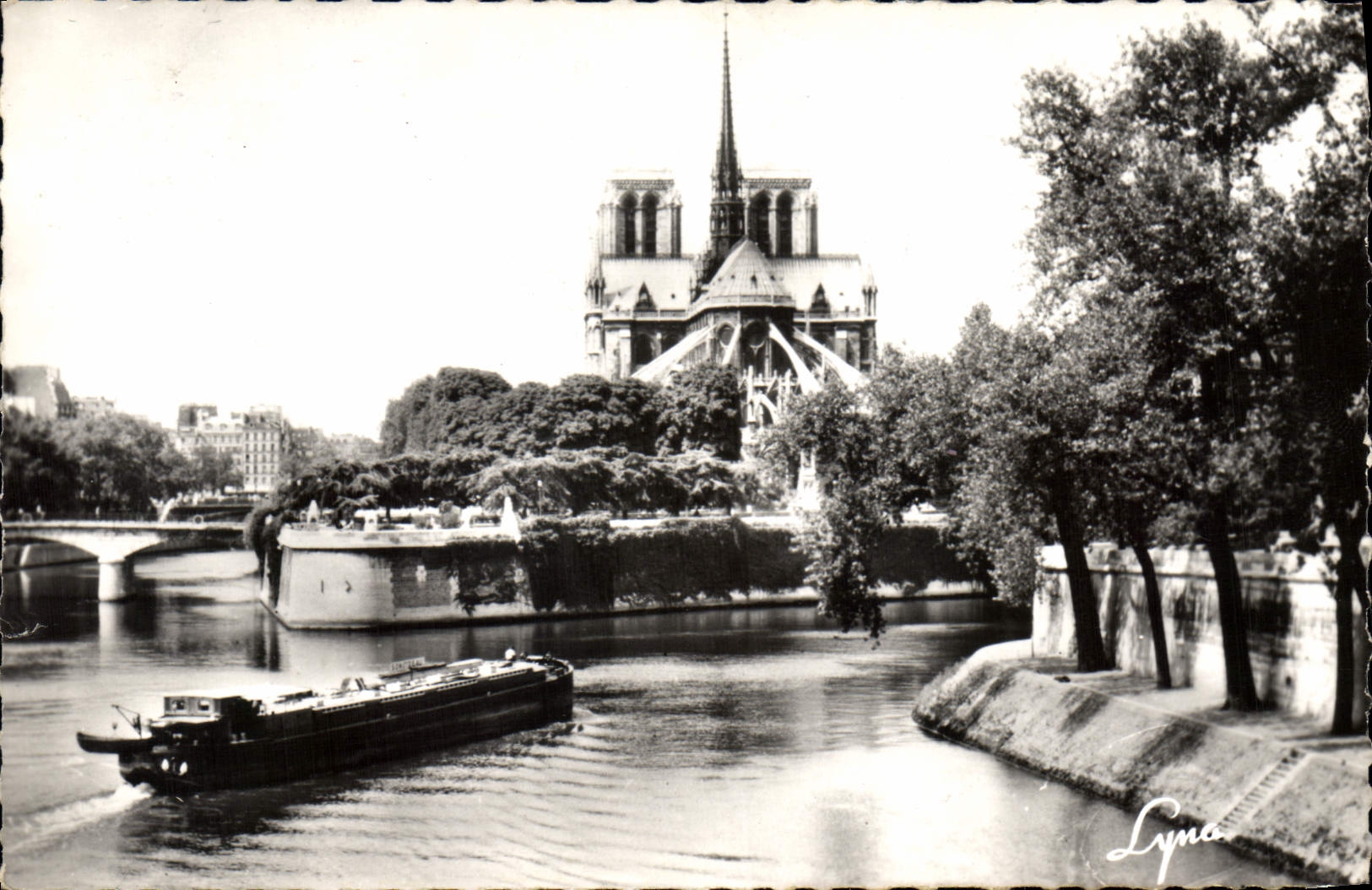 CPA Paris Abside de la Cathedrale Notre Dame de Paris et la Seine entre l'Ile Saint Louis et l'ile d