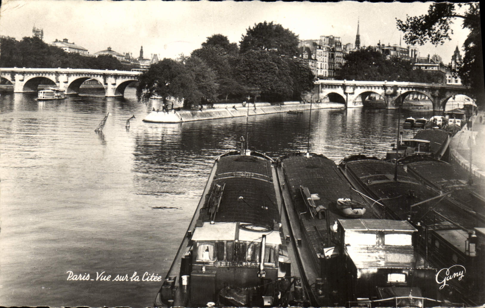 CPA Paris Vue sur la Citee Bateaux Peniches