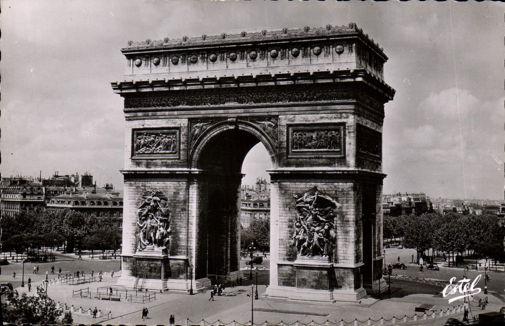 CPA Paris La Place de l'Etoile et L'Arc de Triomphe 