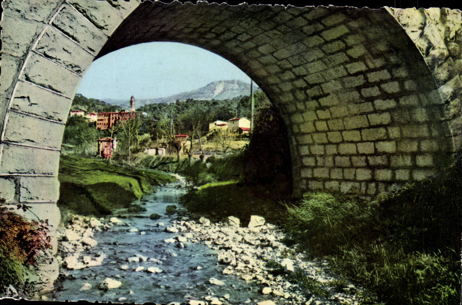 Pont en pierre sur un ruisseau — vue du Sanctuaire Notre-Dame de Laghet — éditeur non visible
