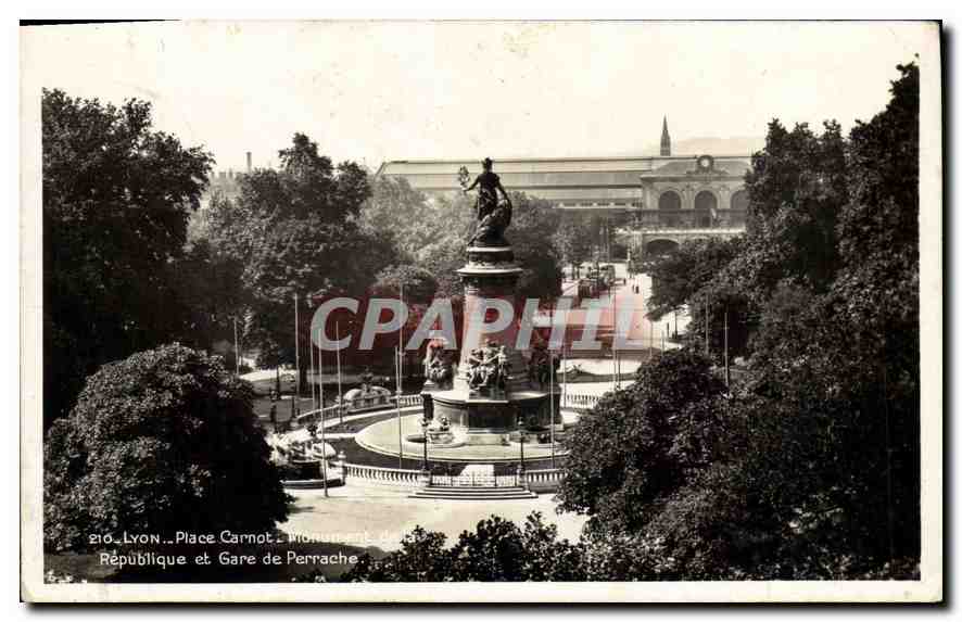 CPM Lyon Place Carnot Monument de la Republique et Gare de Perrache 
